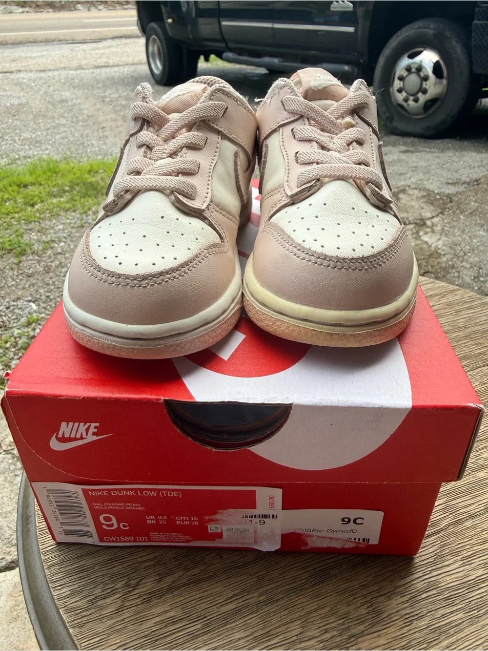 Nike Kids Low-Top Sneakers in Pale Pink and Cream